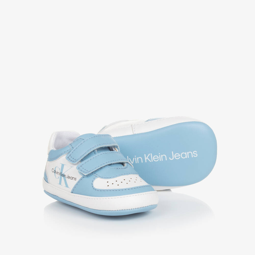 Calvin Klein - Бело-голубые кроссовки-пинетки для малышей | Childrensalon