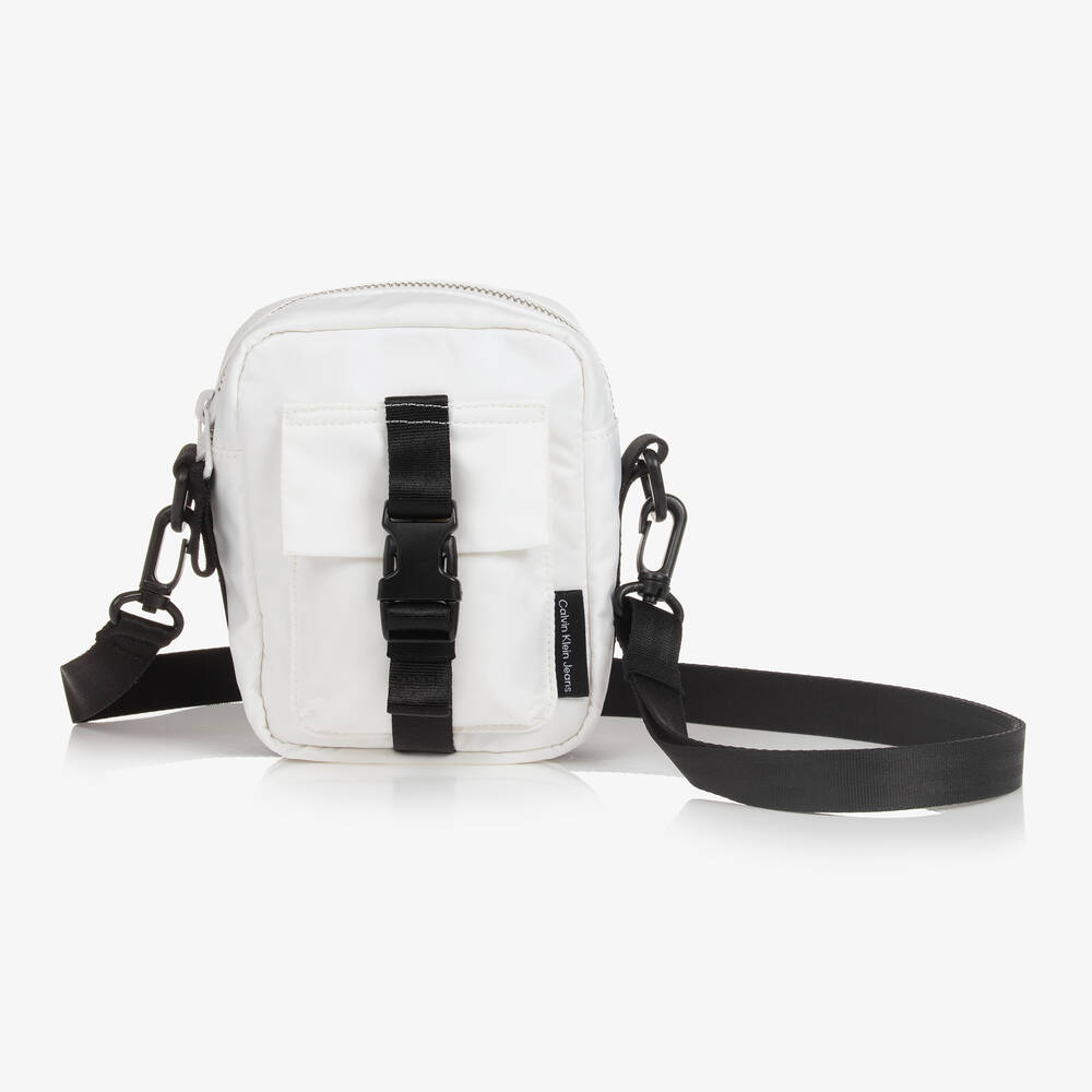 Calvin Klein - حقيبة مسنجر ساتان تويل لون أبيض (16 سم) | Childrensalon