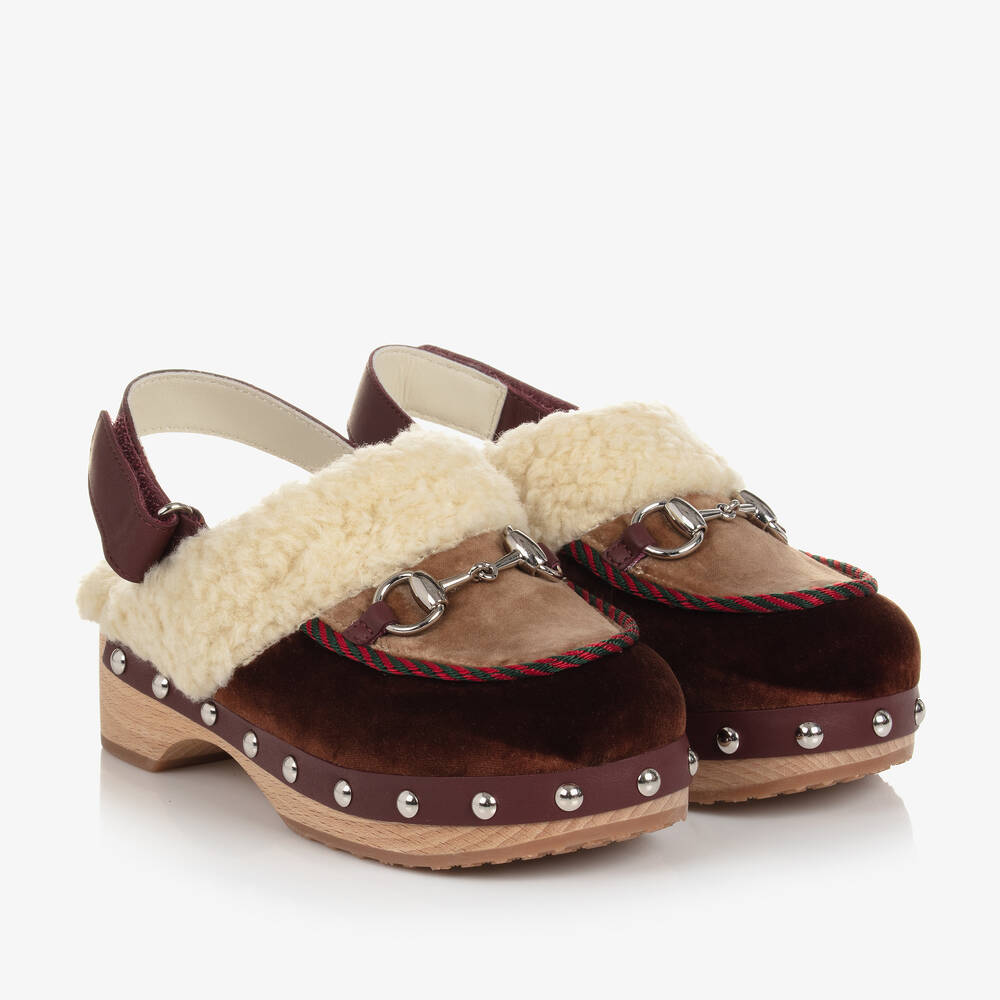 Gucci - Braun- und beigefarbene Clog-Sandalen aus Samt | Childrensalon