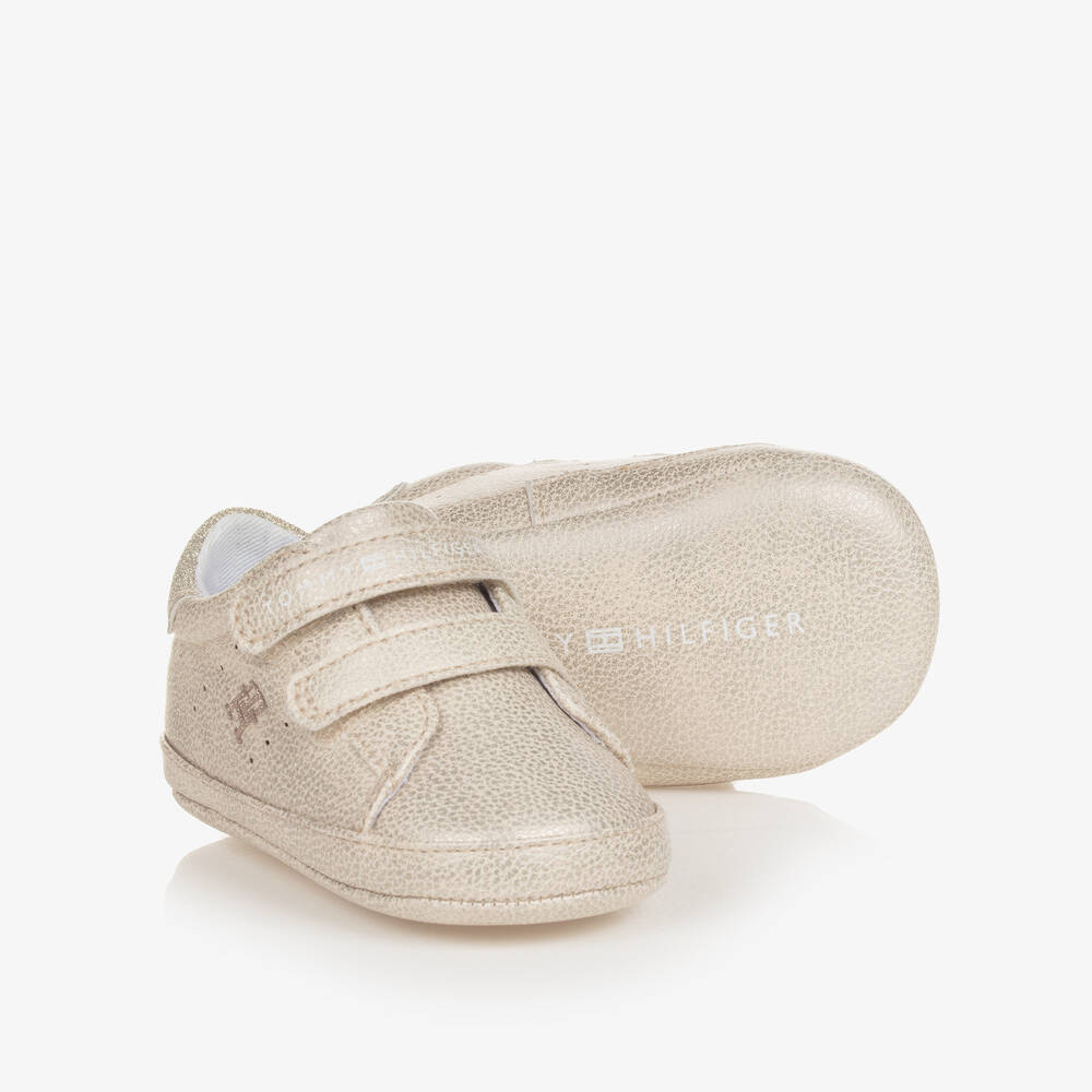Tommy Hilfiger - حذاء جلد صناعي لون ذهبي لمرحلة قبل المشي | Childrensalon