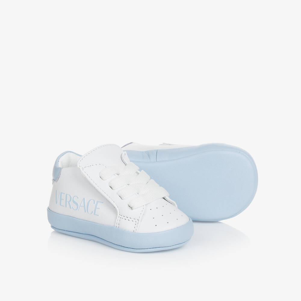 Versace -  حذاء رياضي لمرحلة قبل المشي جلد لون أبيض وأزرق | Childrensalon