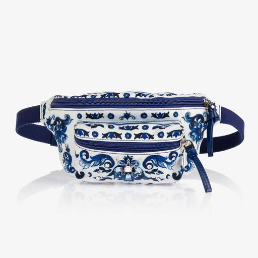 Dolce & Gabbana-حقيبة حزام نايلون لون أبيض وأزرق بطبعة ماجوليكا للبنات (23 سم) | Childrensalon
