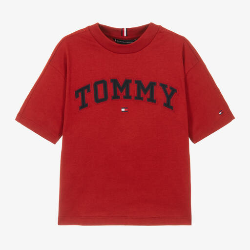 Tommy Hilfiger-تيشيرت بطبعة فارسيتي قطن لون أحمر للأولاد | Childrensalon
