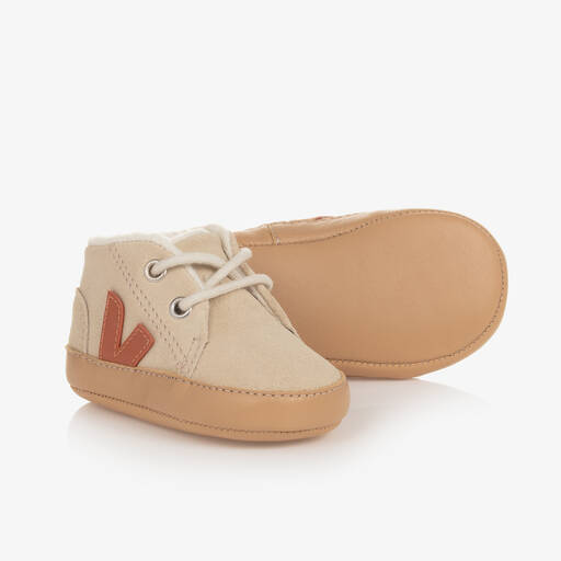 VEJA-حذاء جلد شامواه لون بيج لمرحلة قبل المشي | Childrensalon